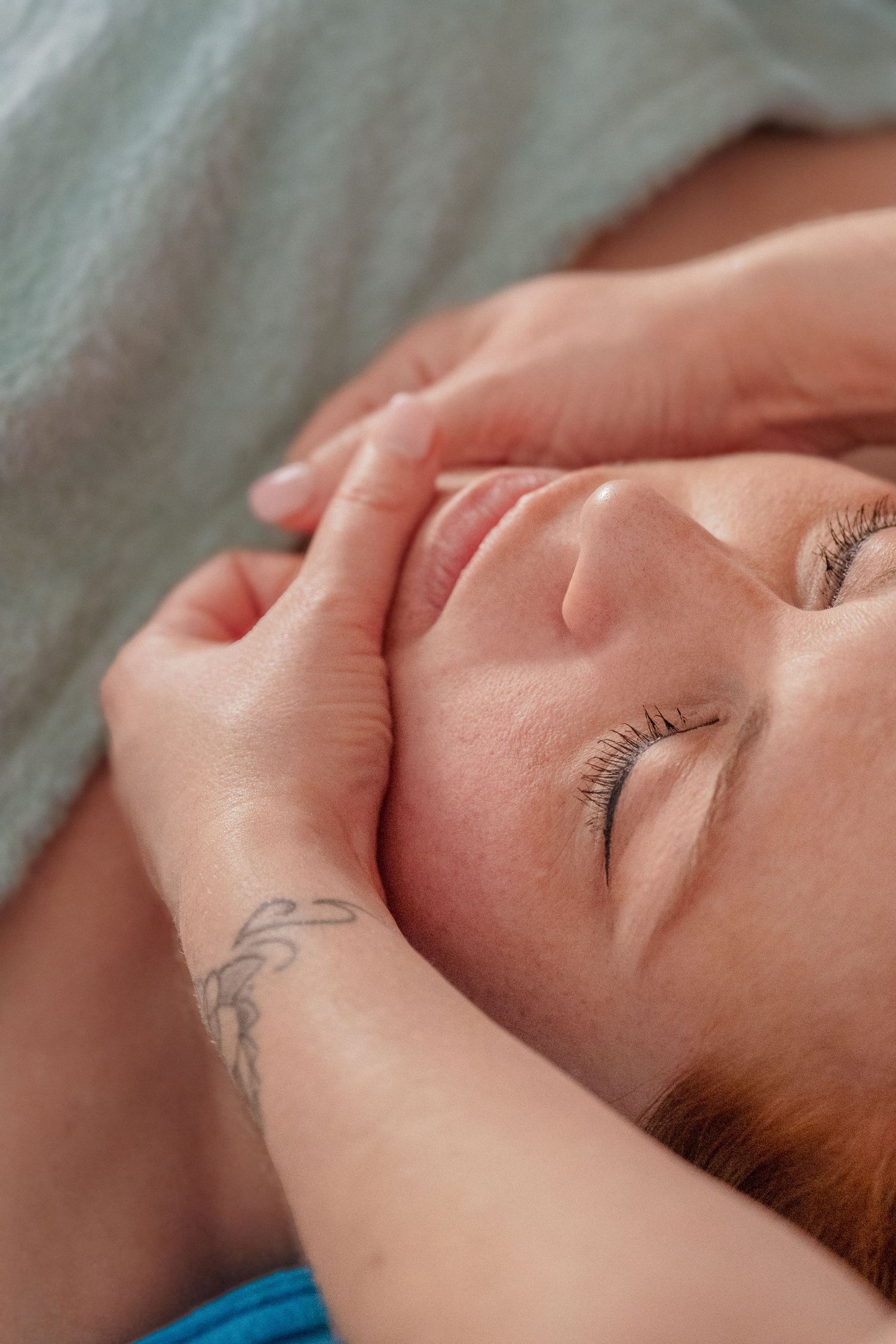 Portait massage prénatal visage shooting photo Vevey Suisse romande, luxe shooting premium visibilité