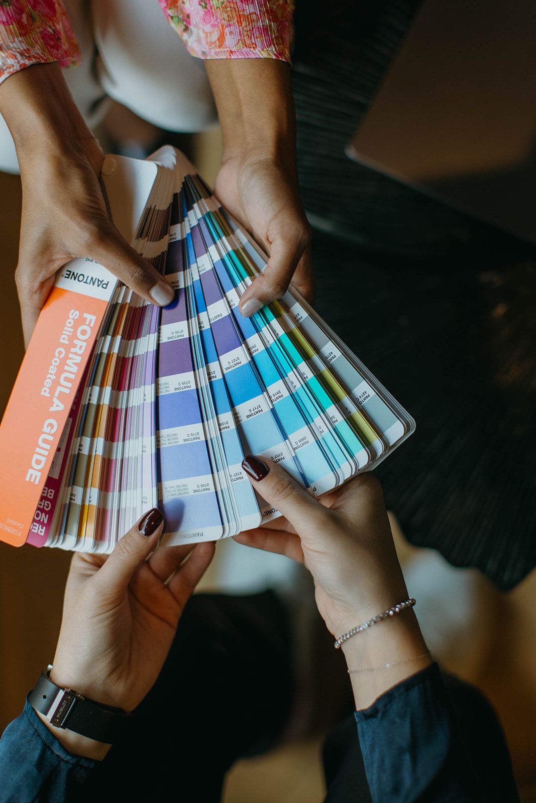 Photographie détail mains pantone photographie premium identité visuelle entrepreneuse
