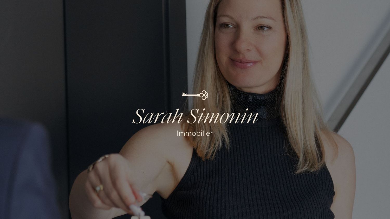 Logo femme agent immobilier luxe Swiss Real Estate Riviera Suisse Shooting professionnel haut de gamme pour indépendante
