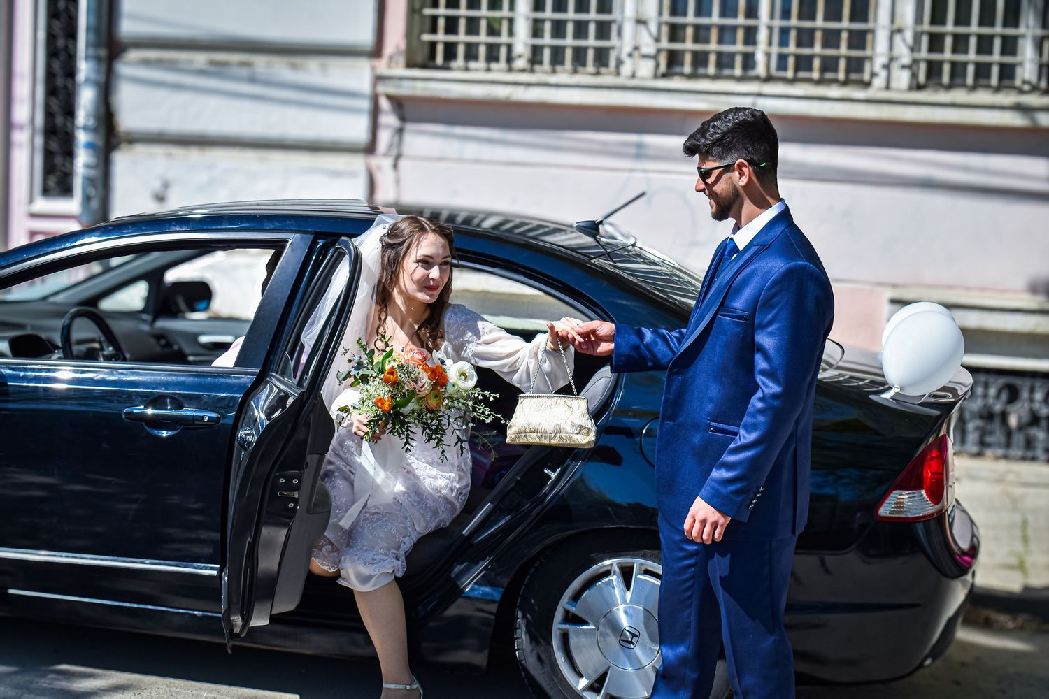 Младоженци по време на сватбена фотосесия