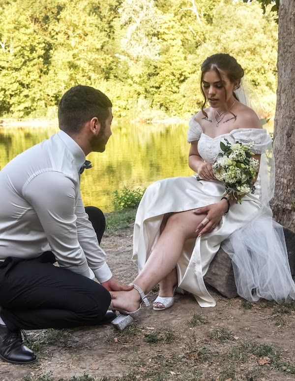Младоженци по време на сватбена фотосесия