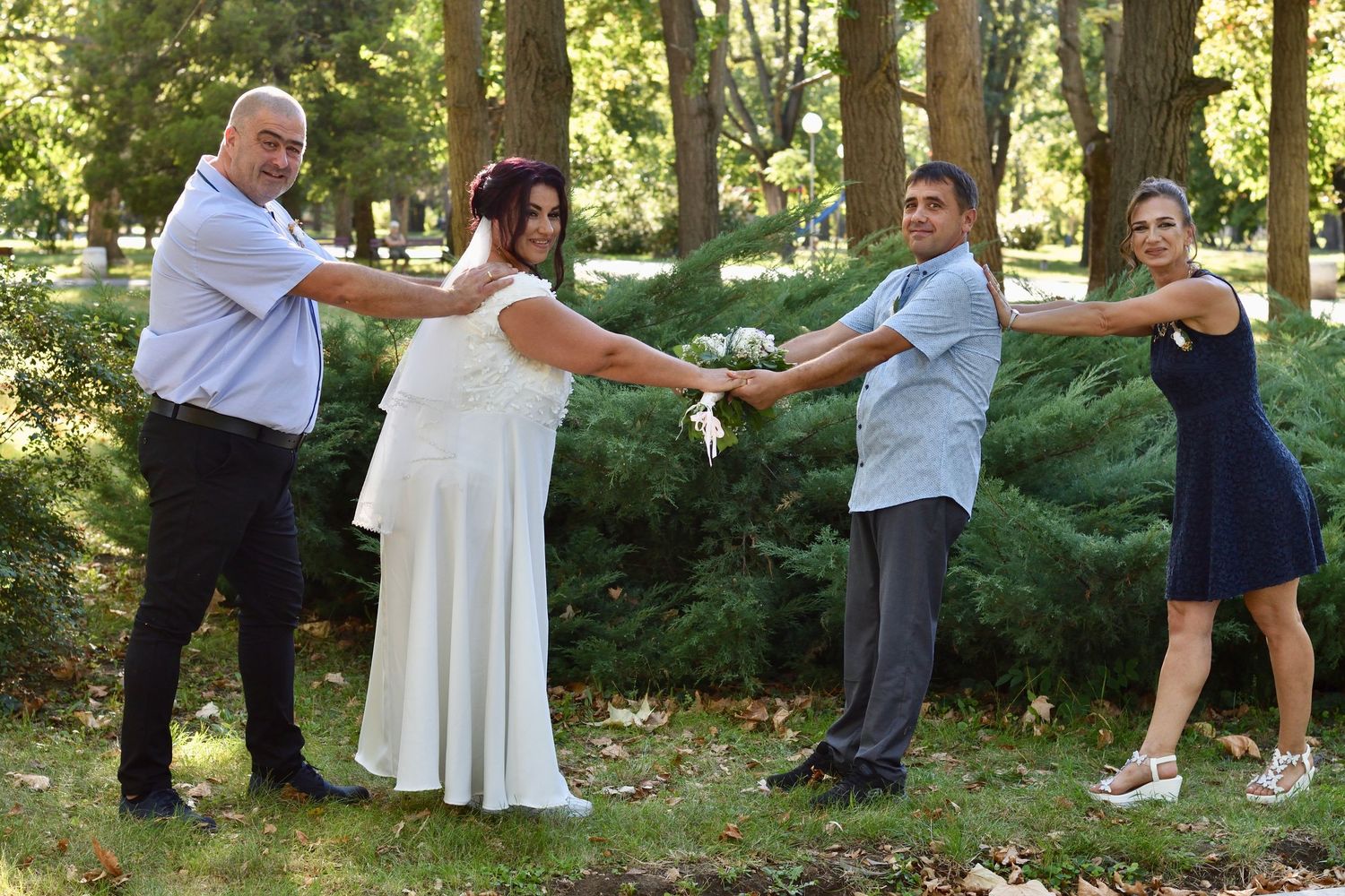 Младоженци по време на сватбена фотосесия