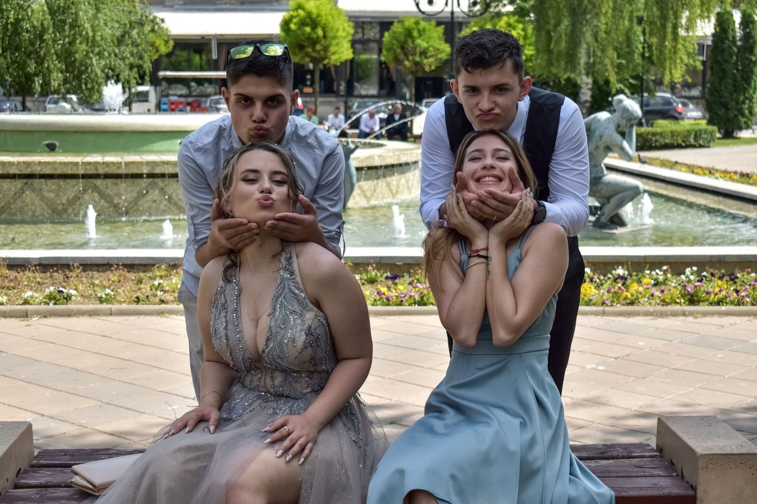 Емоции по време на бална фотосесия