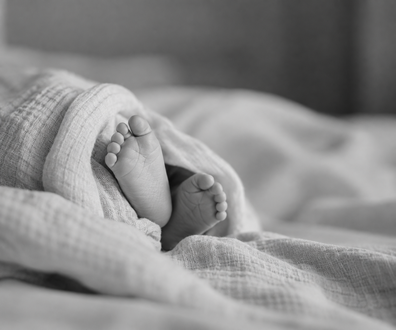 Detailaufnahme von Babyfüßen bei einer Newborn Homestory zu Hause