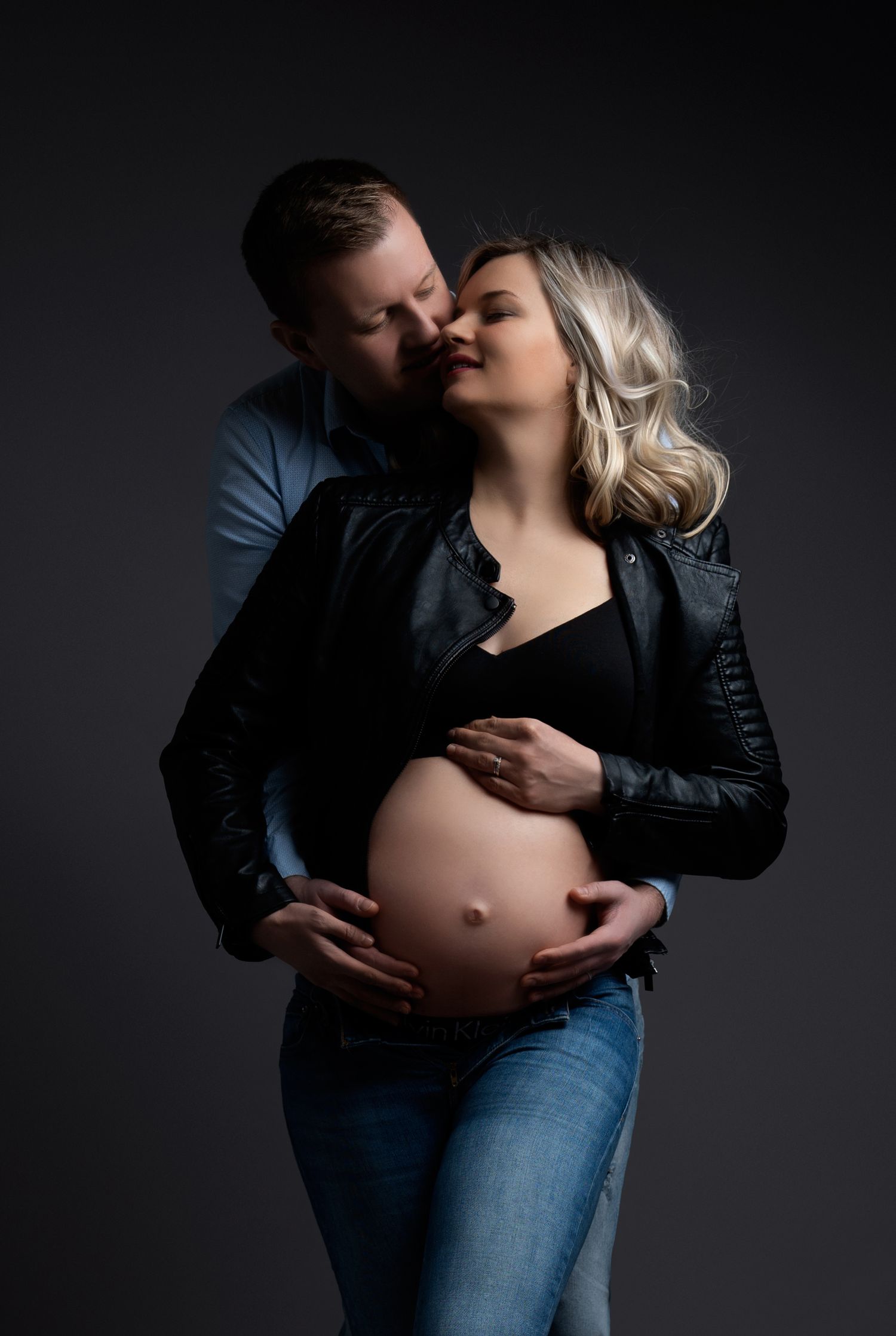 Babybauch Fotoshooting im Studio mit werdenden Eltern