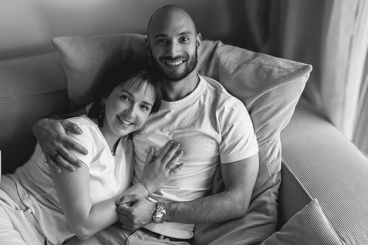 Natürliches Paar Fotoshooting zu Hause in entspannter Atmosphäre
