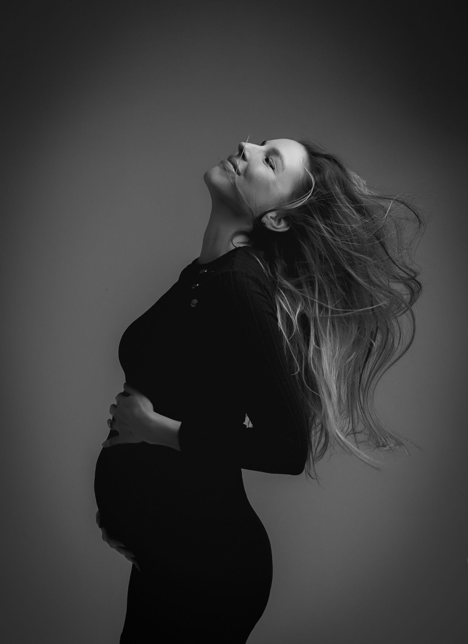 Schwarz-Weiß Babybauch Portrait beim Schwangerschaftsfotoshooting