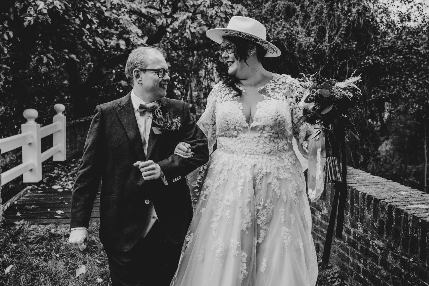 trouwen bij innesto in asten met jurk van hartenvrouw bruidsmode en pak van tailor made suits