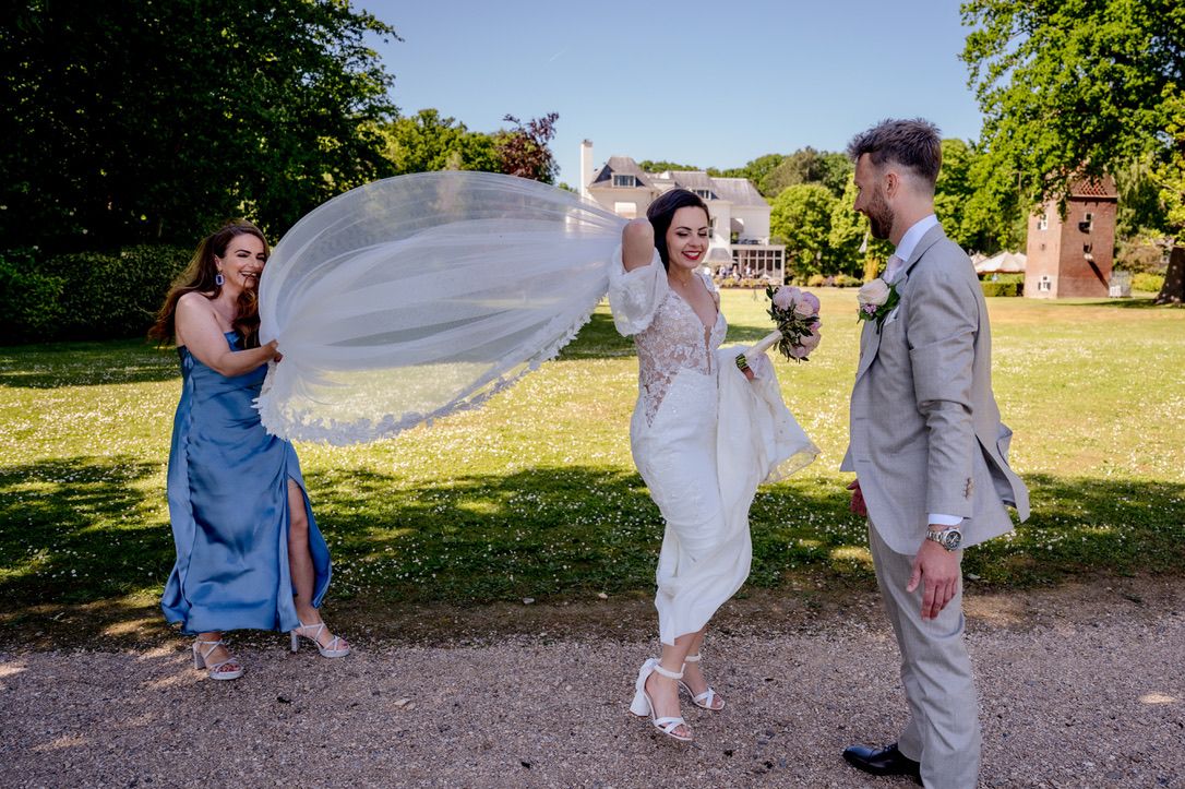 fotoshoot met bruidspaar bij landgoed te Werve in Rijswijk