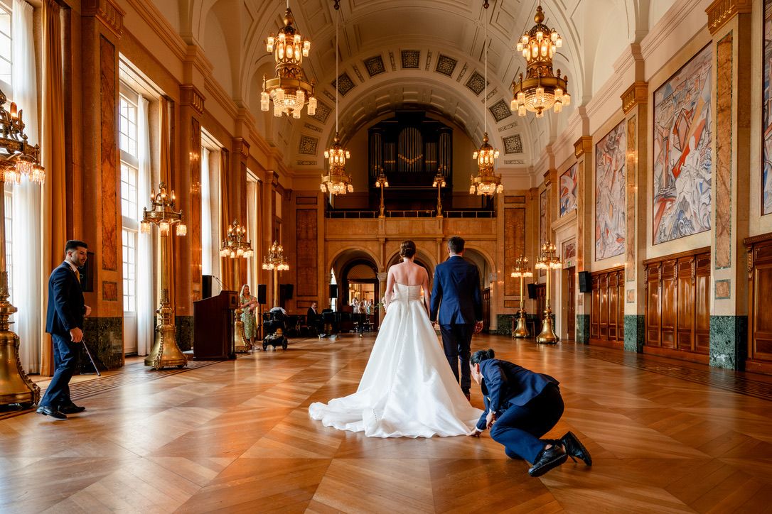 ceremonie met bruidspaar in stadhuis Rotterdam