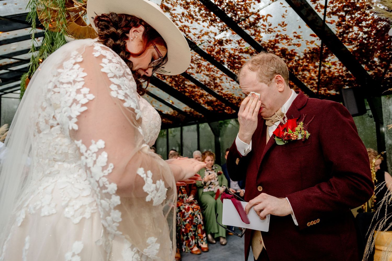 emotioneel bruidspaar tijdens ceremonie bij trouwen bij innesto in asten