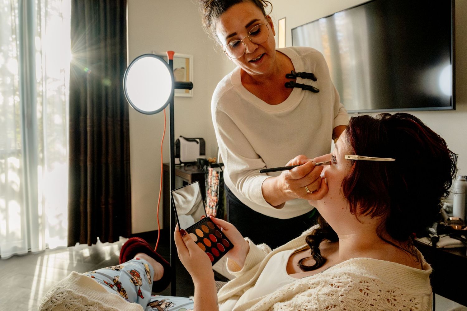 bruid in make-up stoel bij trouwen bij innesto in asten