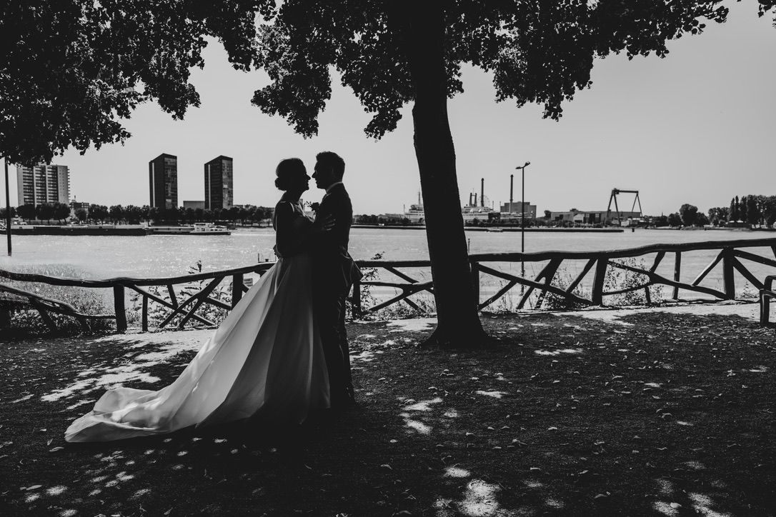 fotoshoot met bruidspaar bij de haven van Rotterdam