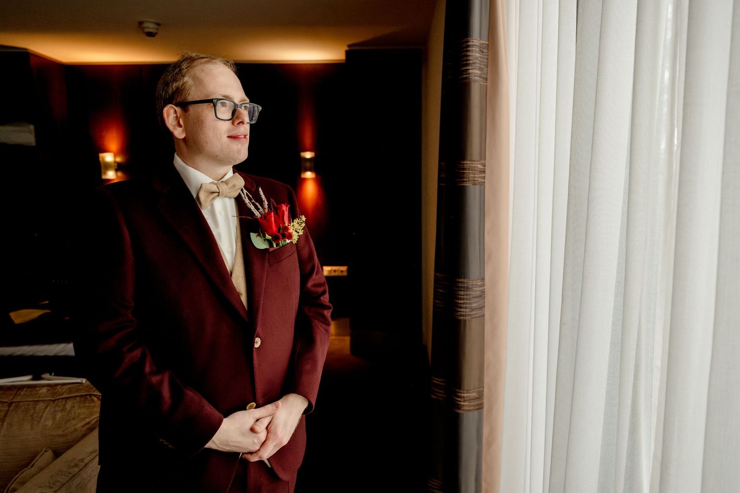 bruidegom in pak van tailor made suits bij trouwen bij innesto in asten