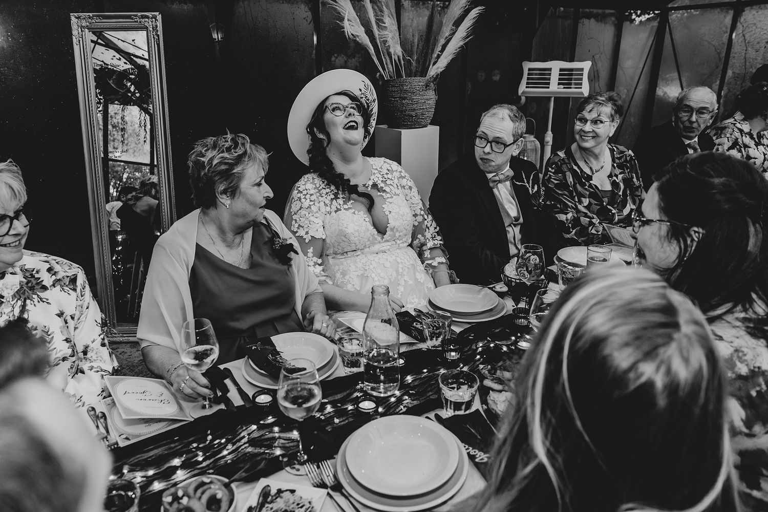 bruidspaar aan dinertafel bij trouwen bij innesto in asten