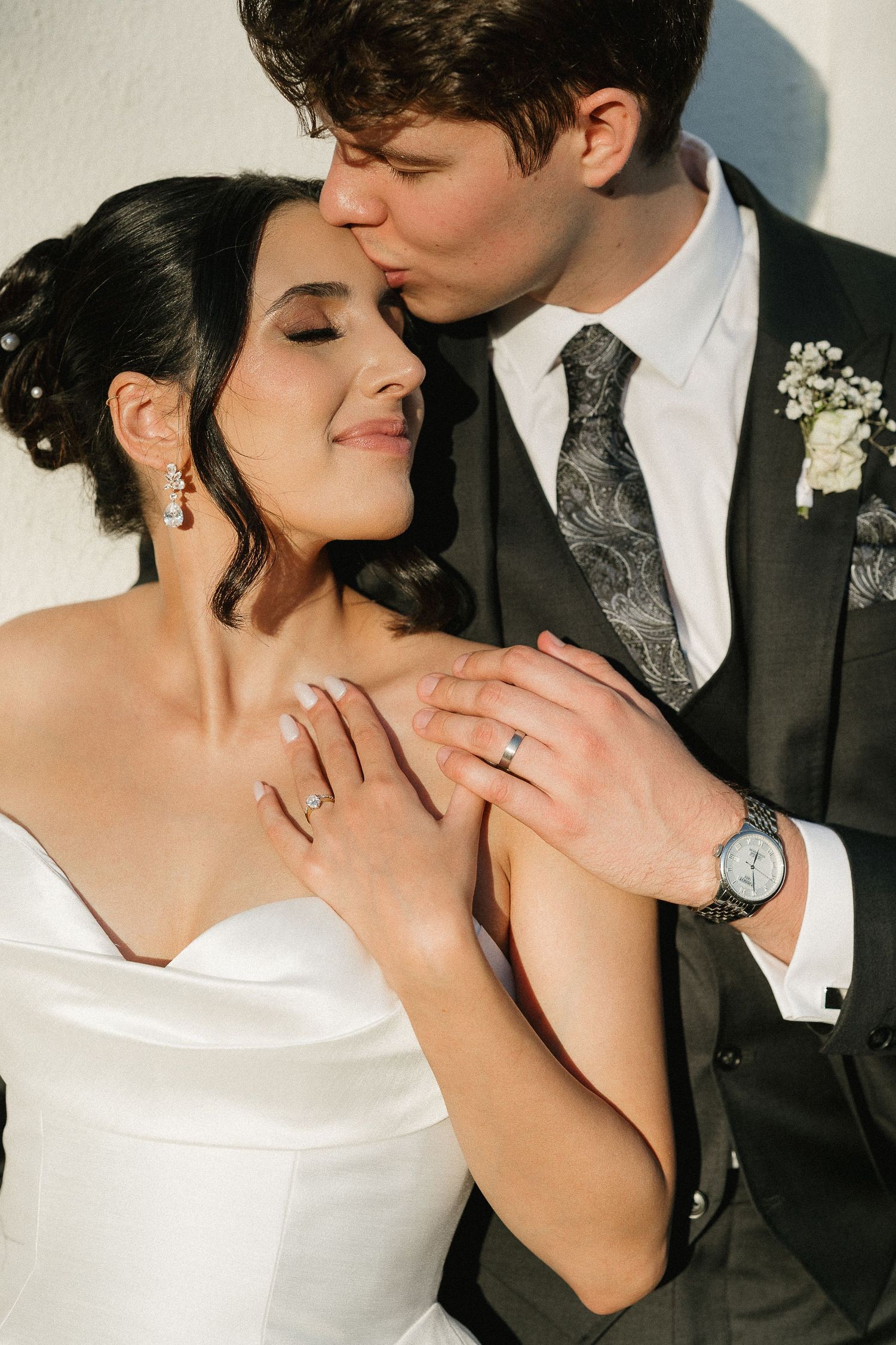 Dramatic, direct sun portraits of the bride & groom. Very editorial.