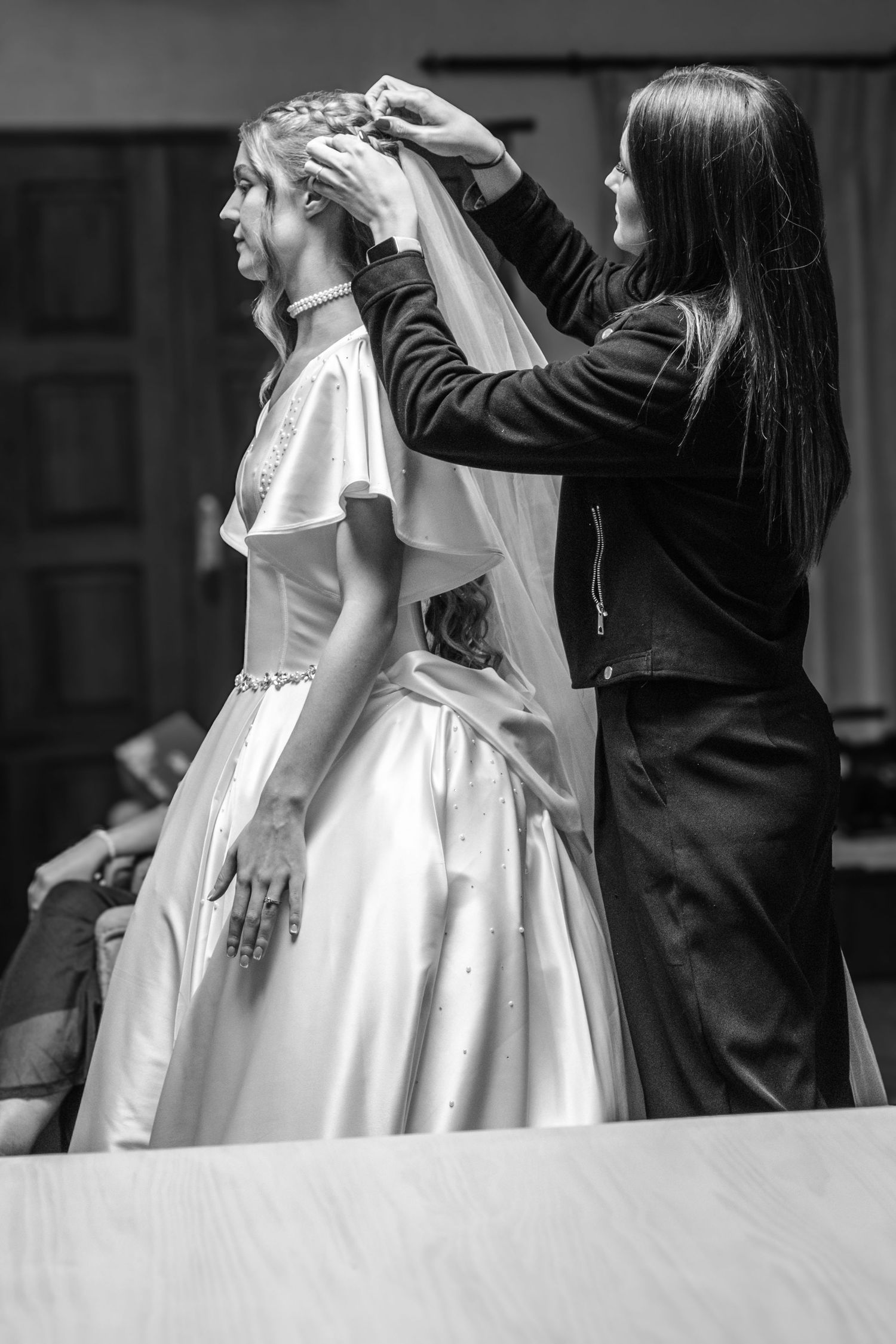 candid moment of bride getting her veil clipped into her hair at Oakfield farm