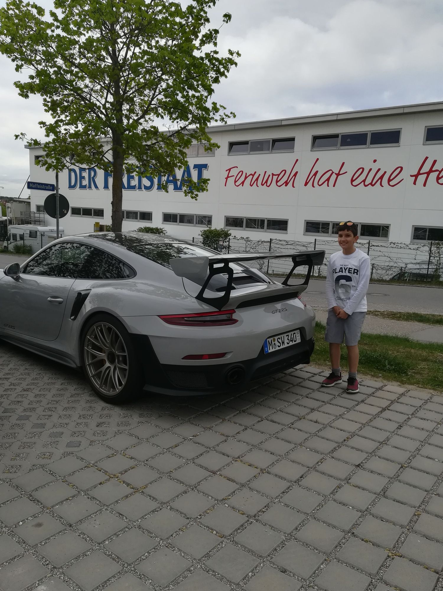 Foto di infanzia di Matteo Ricotta vicino una Porsche GT2RS