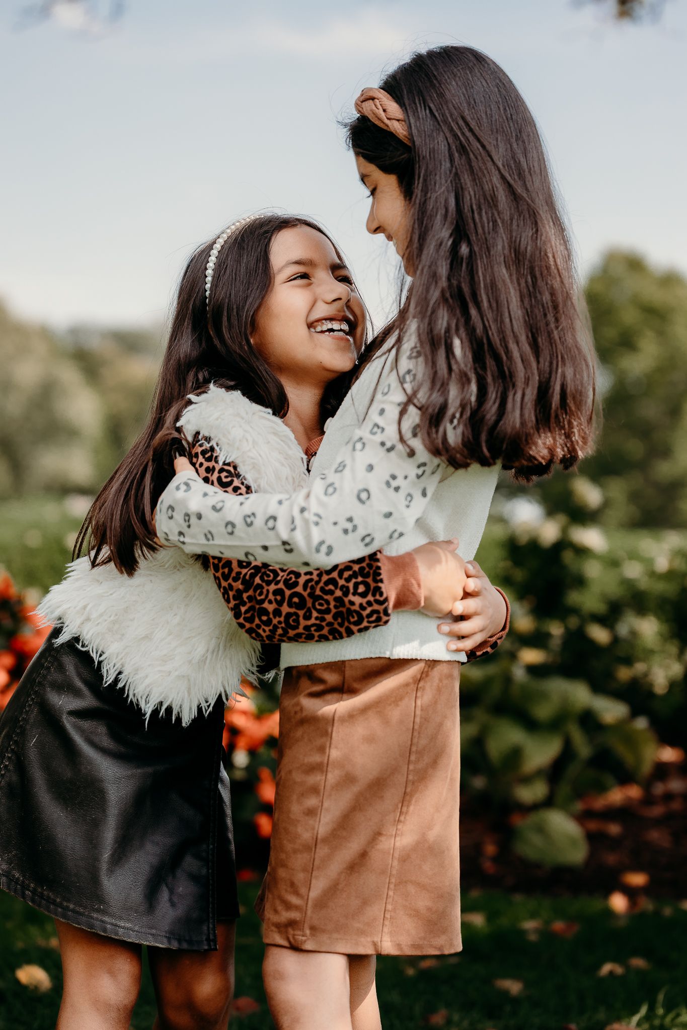 sisters posing ideas for fall photos in schaumburg