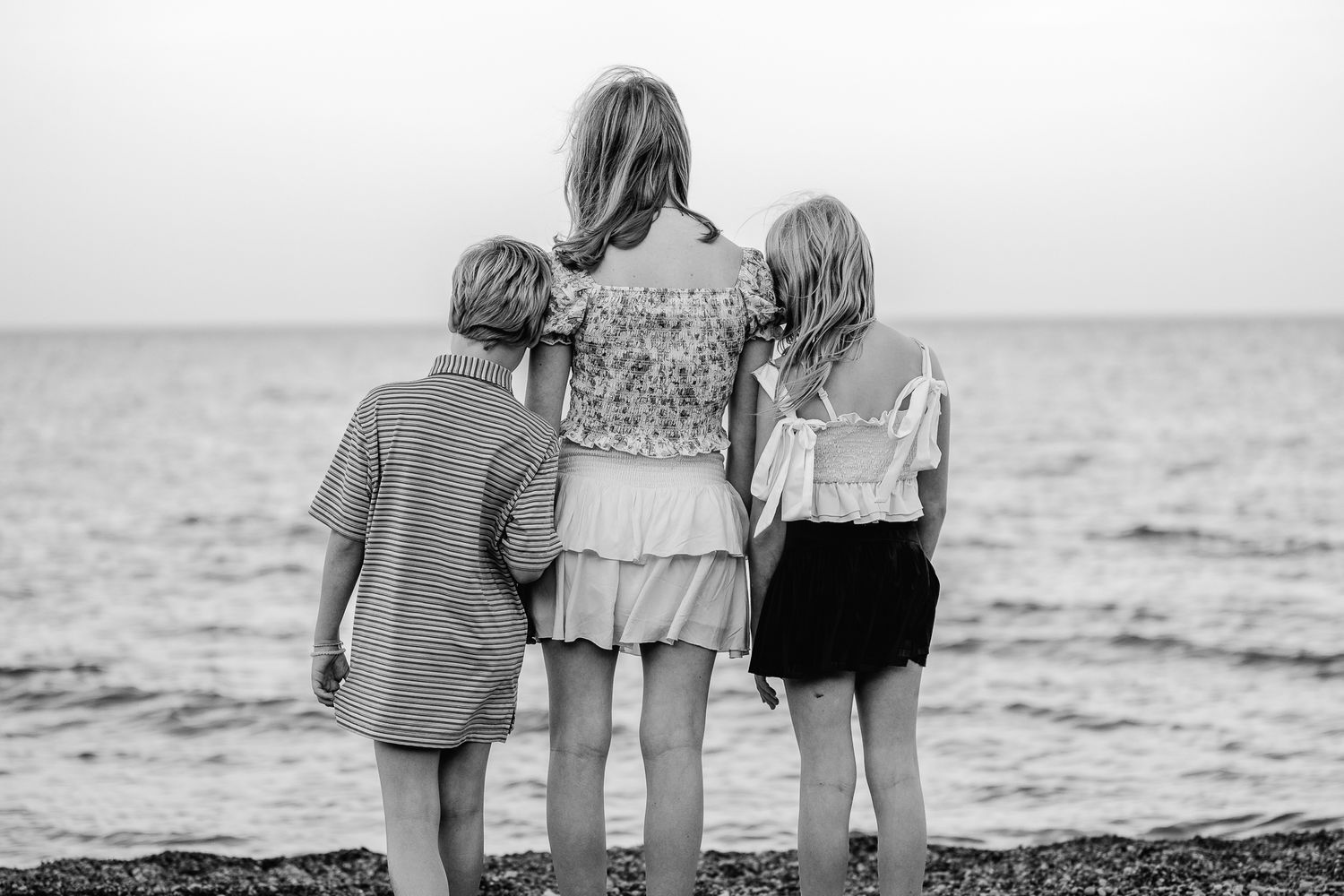 Sibling hugging at Chicago family beach session on Glencoe Beach