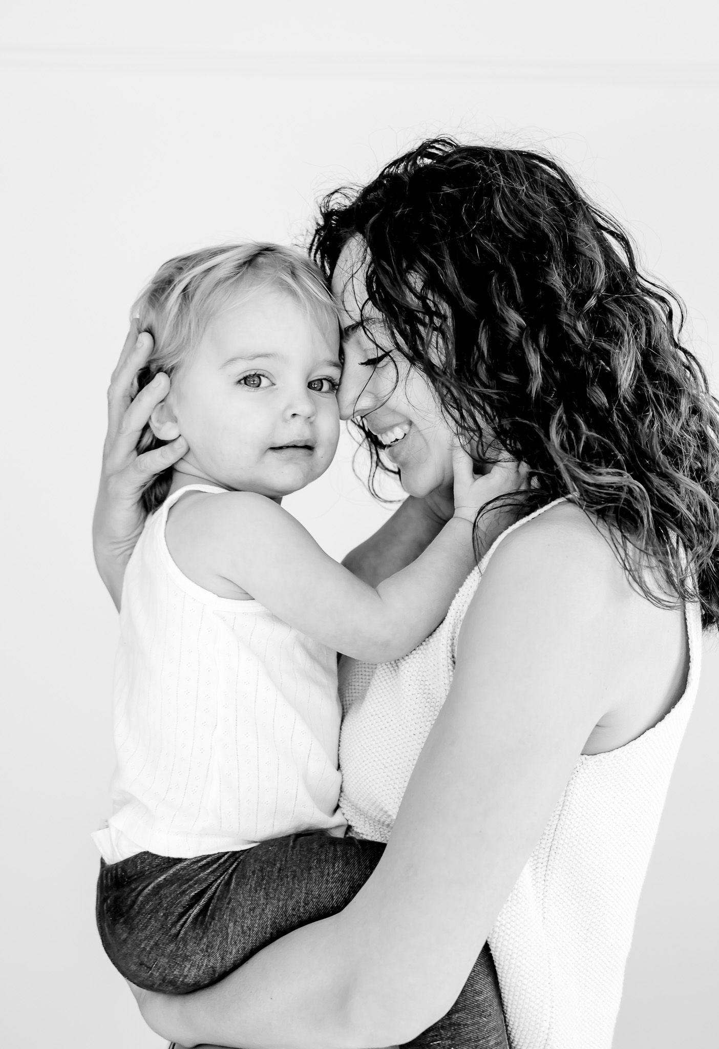 Chicago family portraits Mom holding child in black and white portrait