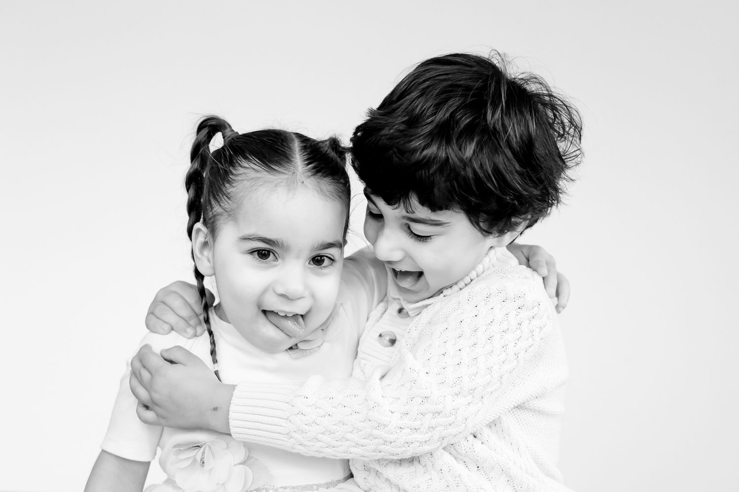 Brother and Sister Studio hugging picture in Wilmette
