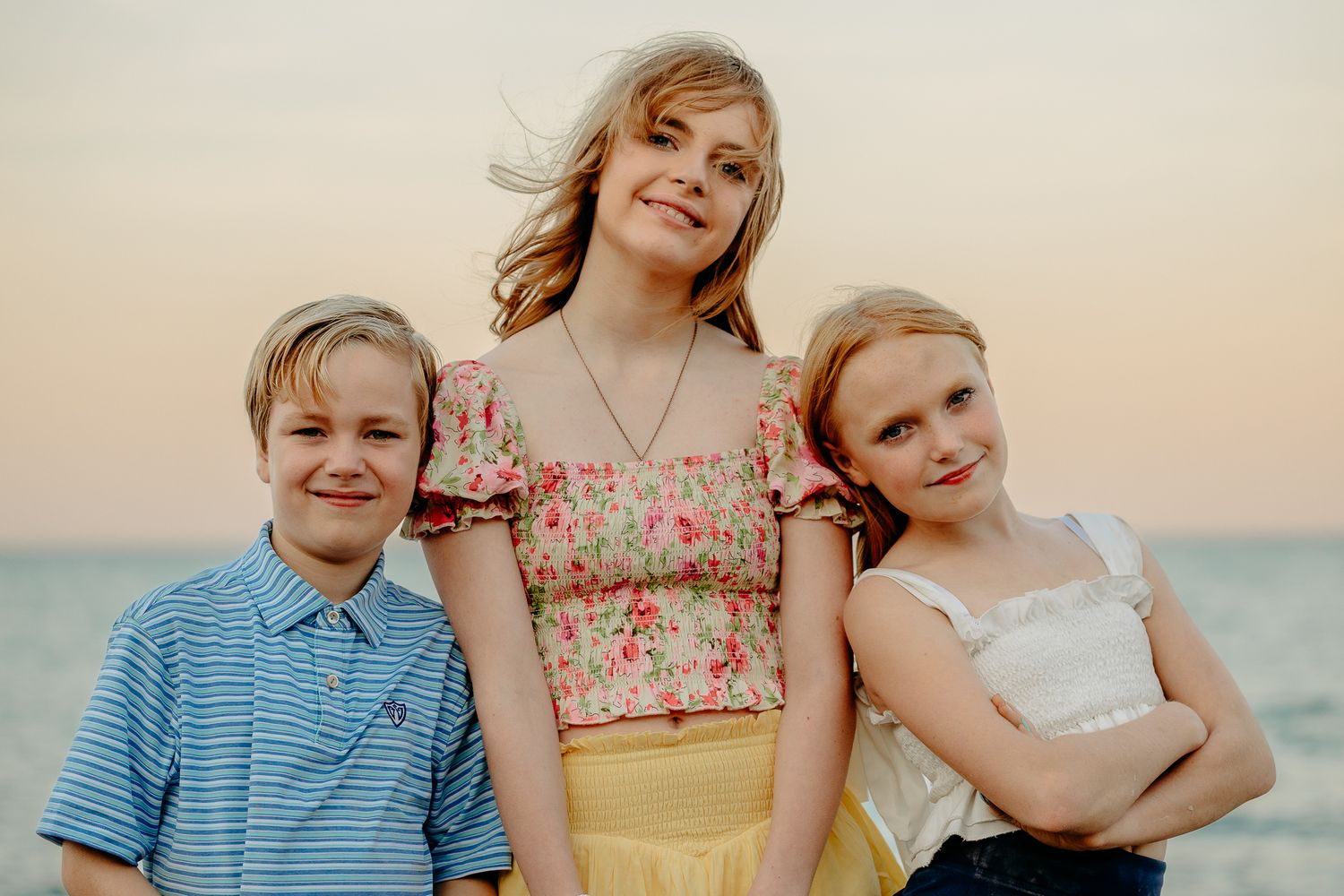 Sibling poses for Chicago family beach photos