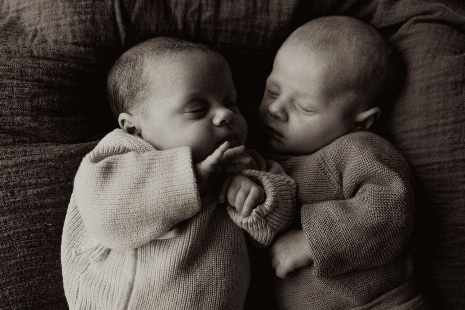 Tweeling tijdens een newbornshoot