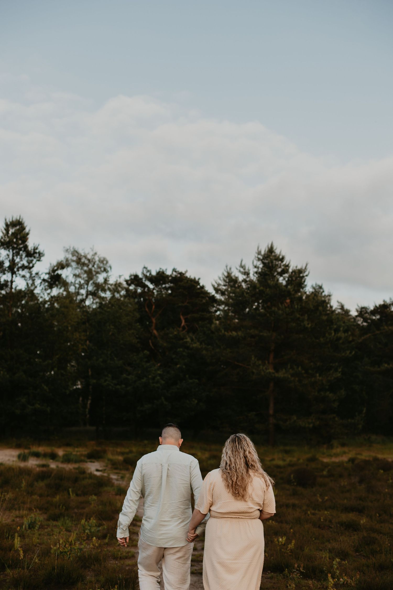 Koppel dat in het bos loopt