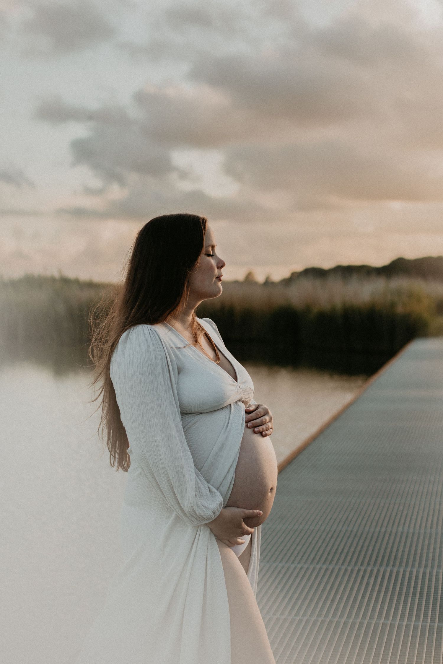 Zwangere vrouw die geniet van de baby schopjes in haar buik