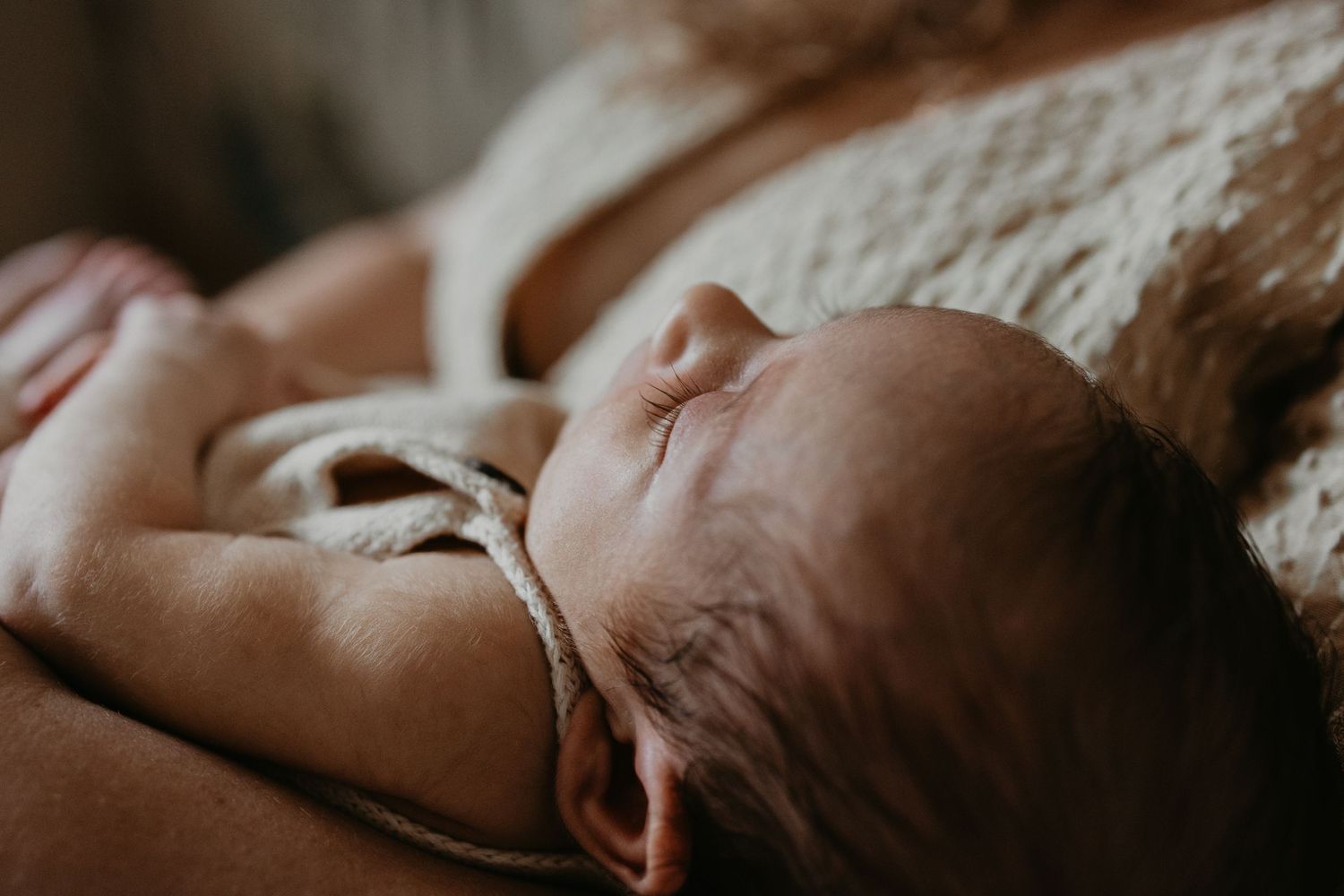 Een detail foto van een baby met prachtige lange wimpers