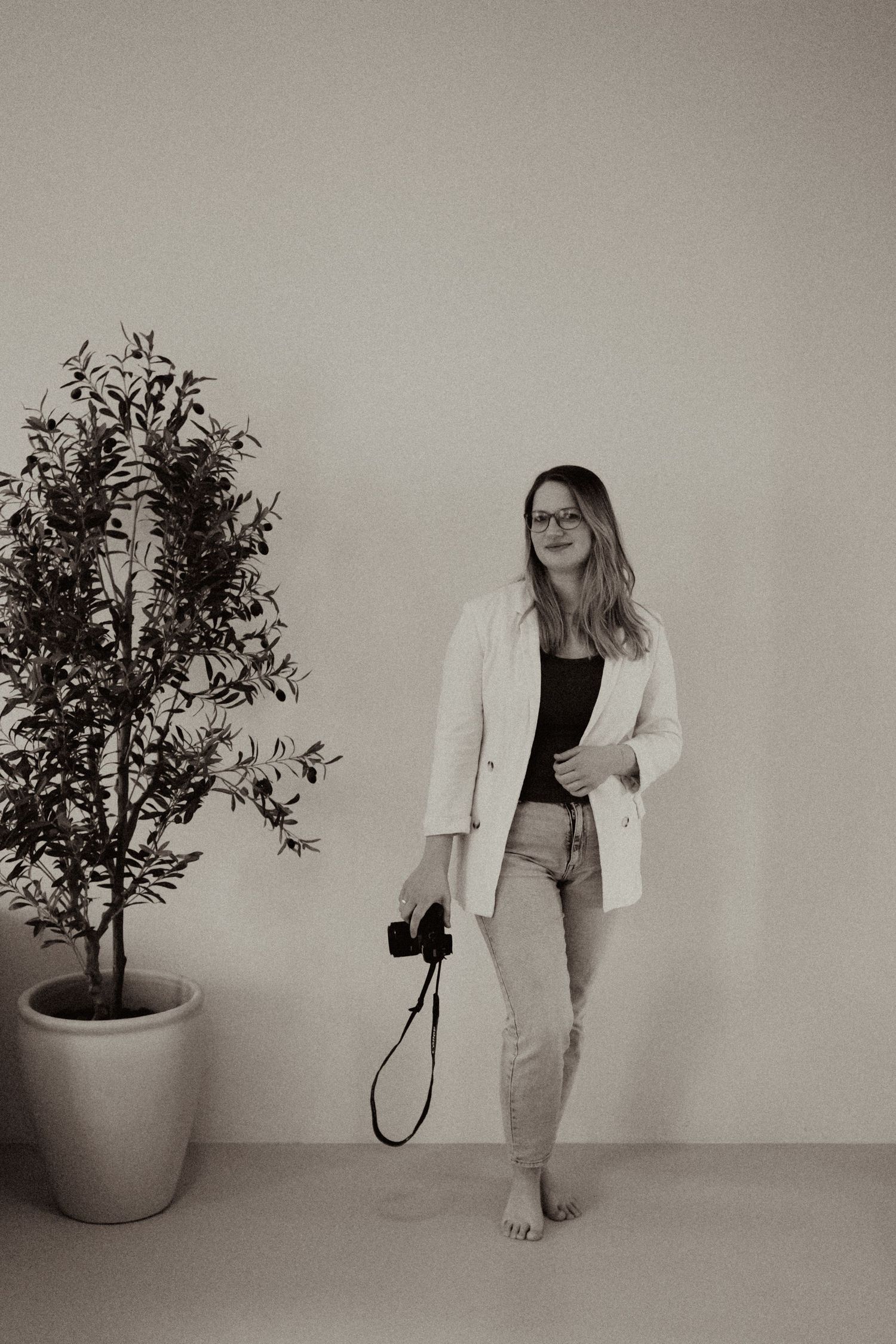 Portret van een lifestylefotograaf met camera in hand