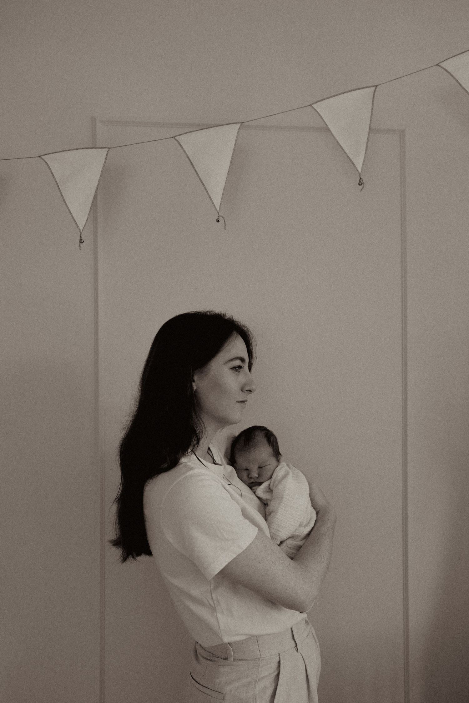Moeder in de babykamer van haar dochter
