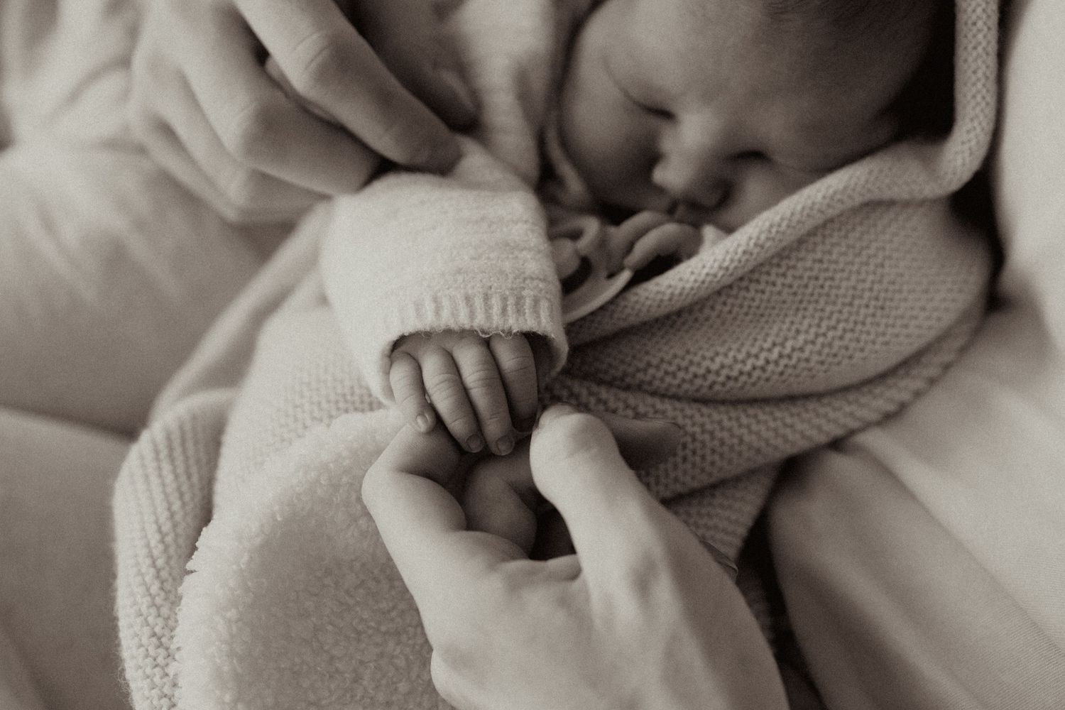 Detail foto van een klein handje van een babymeisje