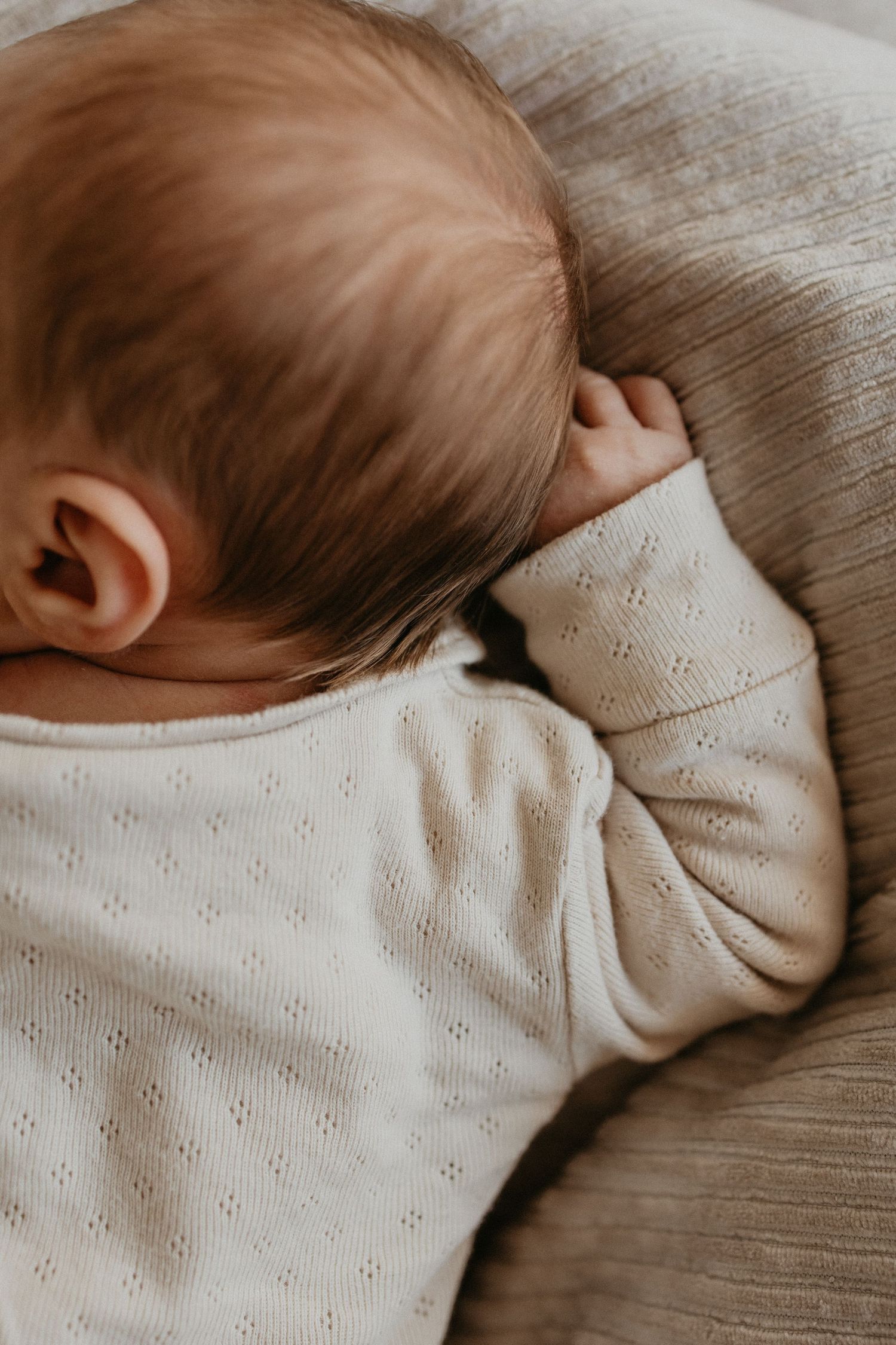 Detailbeeld van de haartjes van een kleine baby