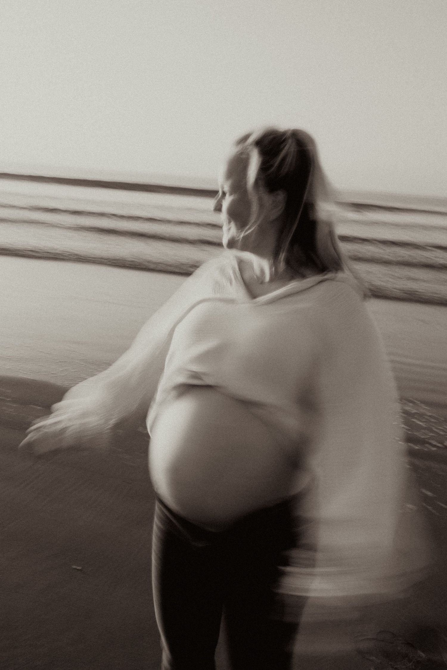 Creatieve foto van een zwangere vrouw bij de zee
