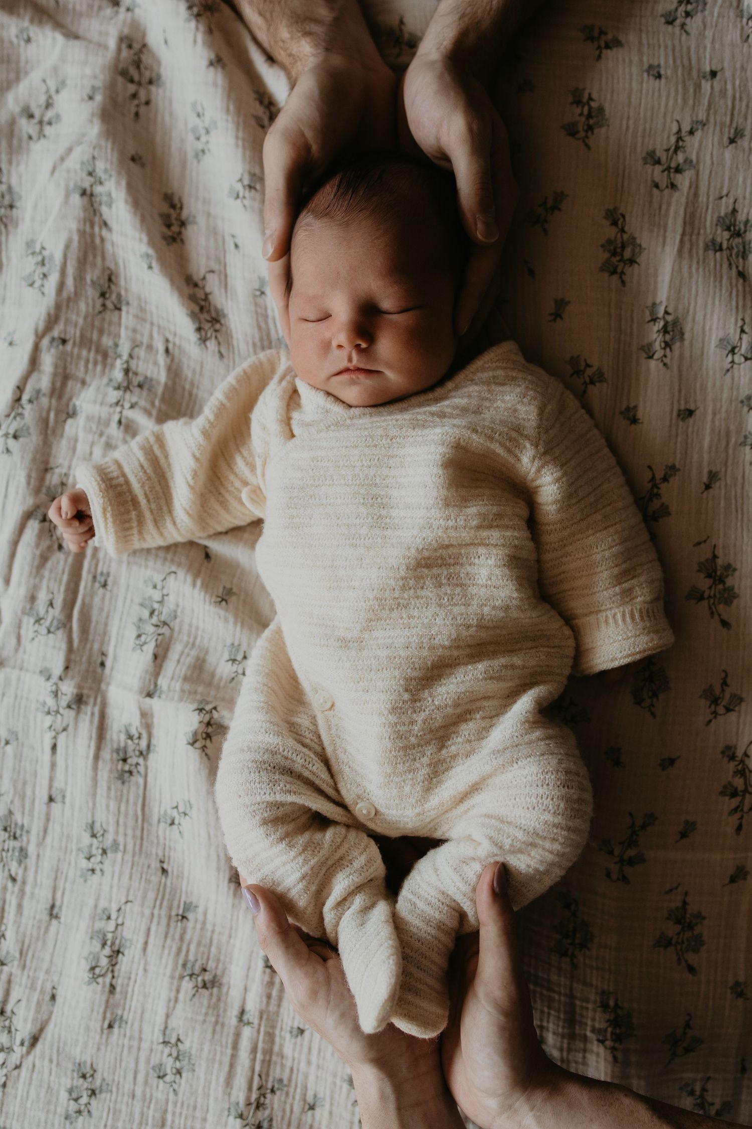 Baby meisje die vast gehouden wordt door haar vader en moeder