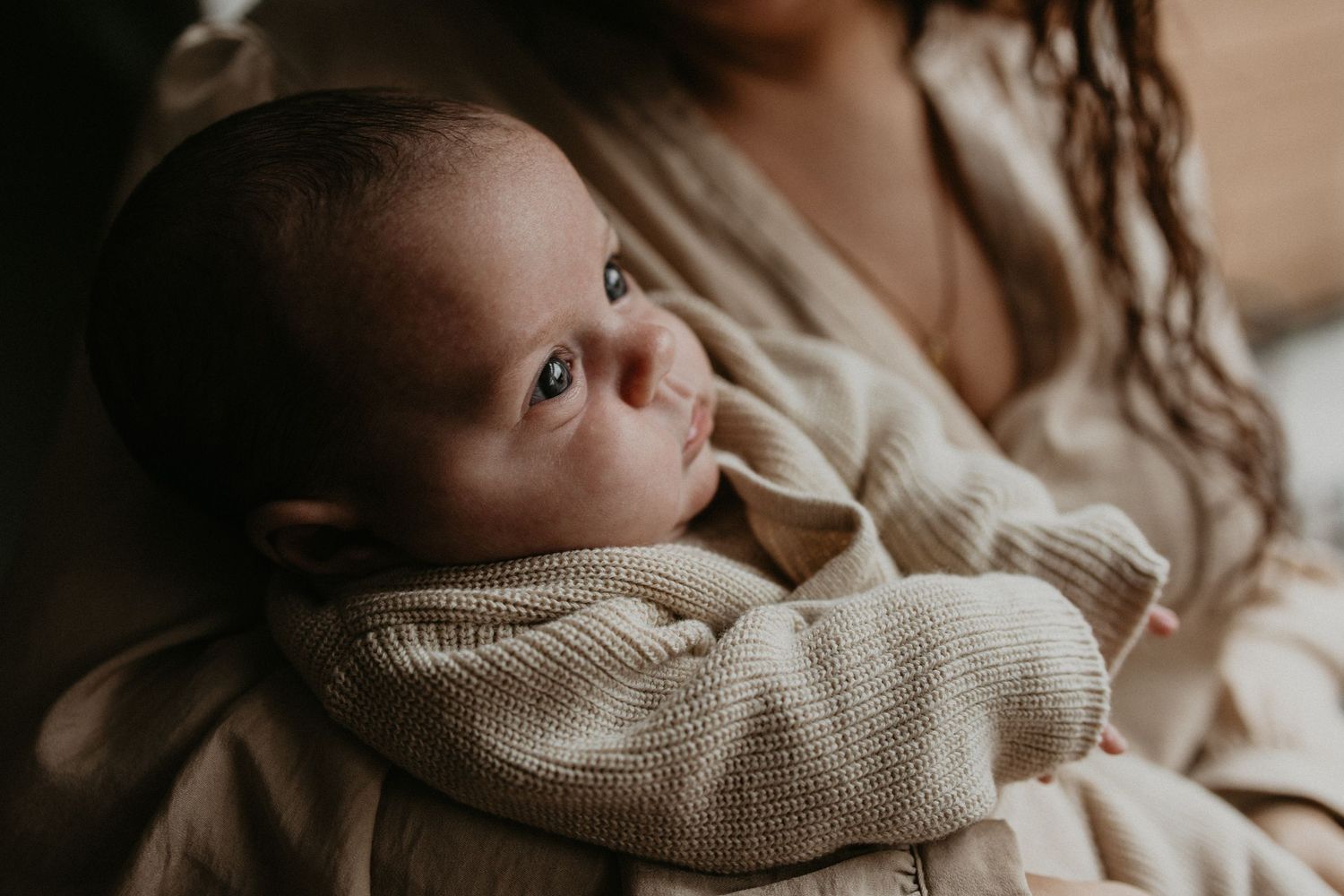 Klein babymeisje op de arm van haar moeder
