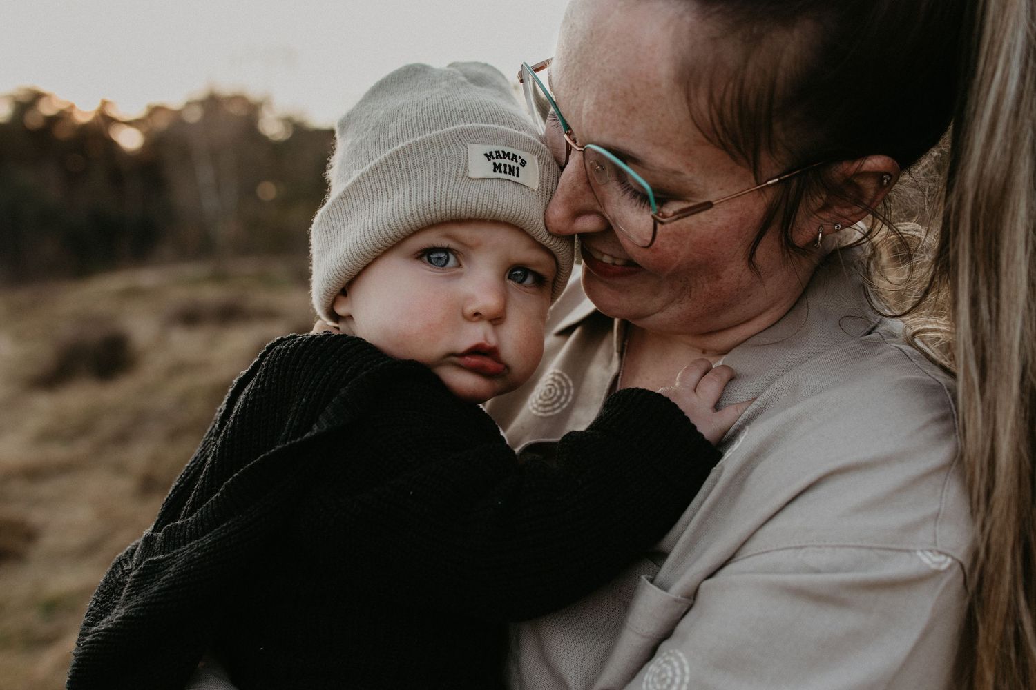 Moeder met kindje tijdens een motherhood shoot vol liefde en verbinding
