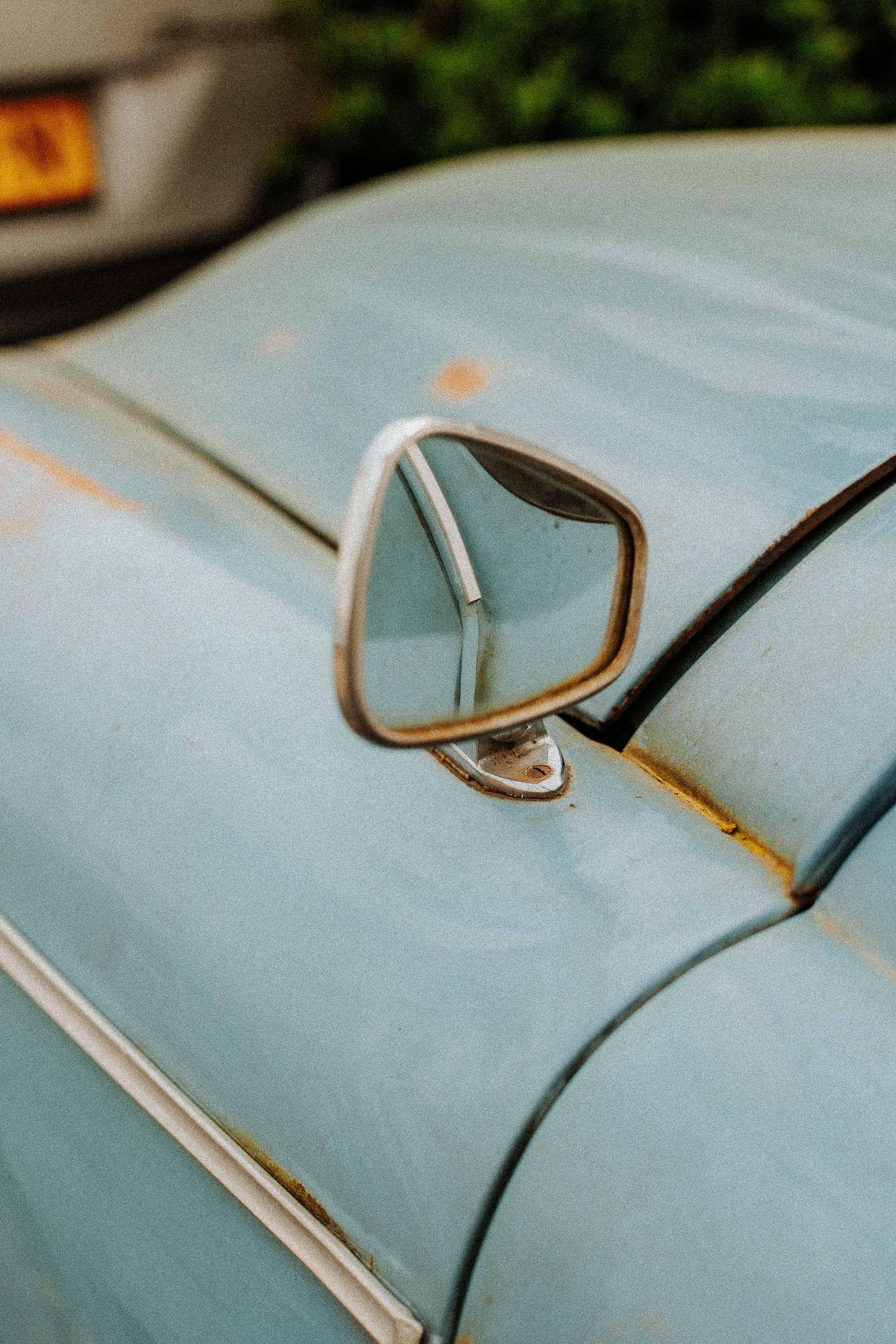 Detail van blauwe oldtimer met verchroomde zijspiegel. Te Thorn in Nederland, Zuid-Limburg.