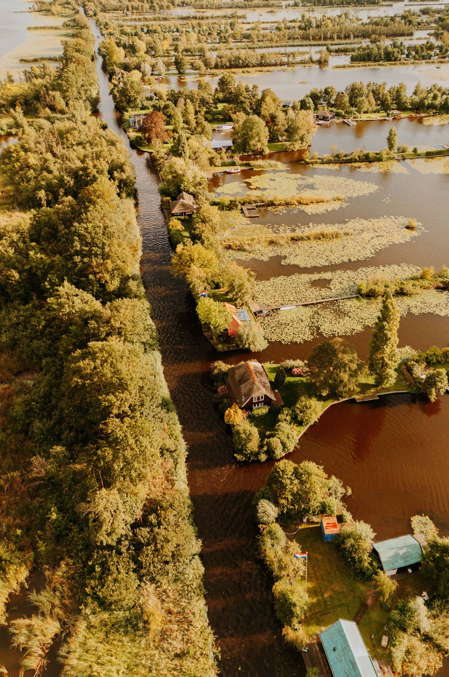 Luchtfoto van waterrijk gebied met rivieren, bomen en huisjes. Utrecht, Nederland.