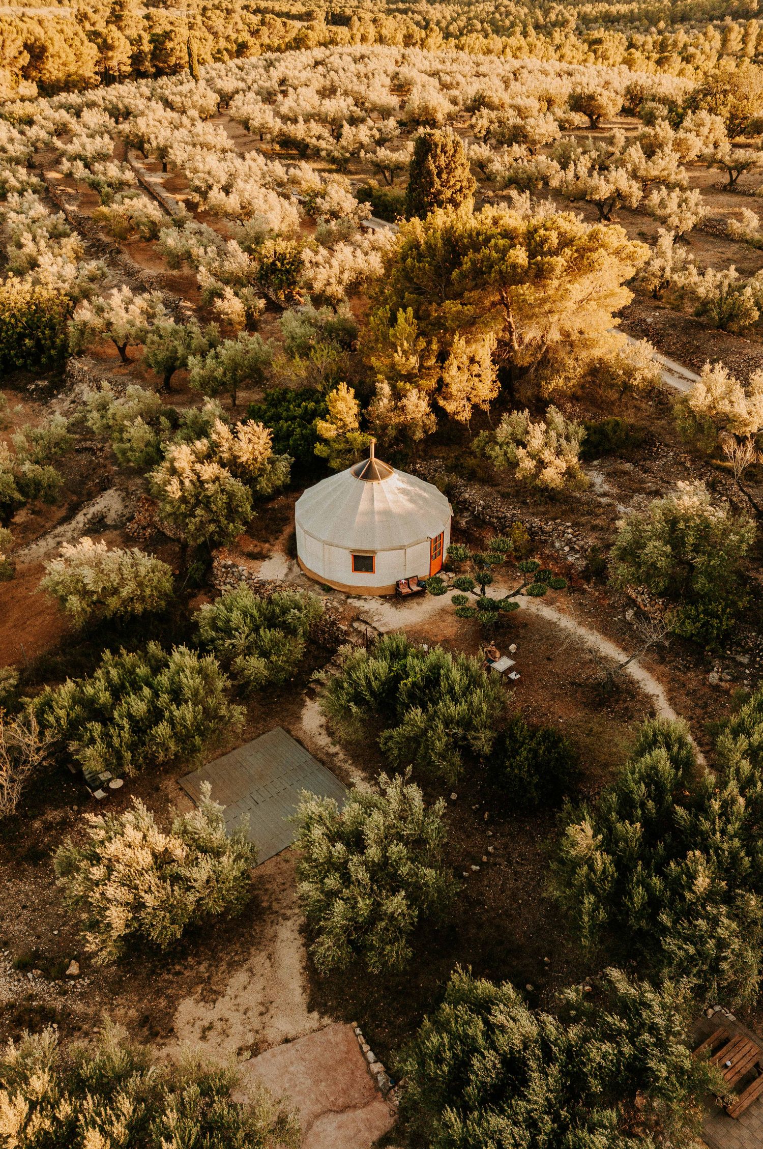 Luchtfoto van ronde yurt in landschap met bloeiende bomen