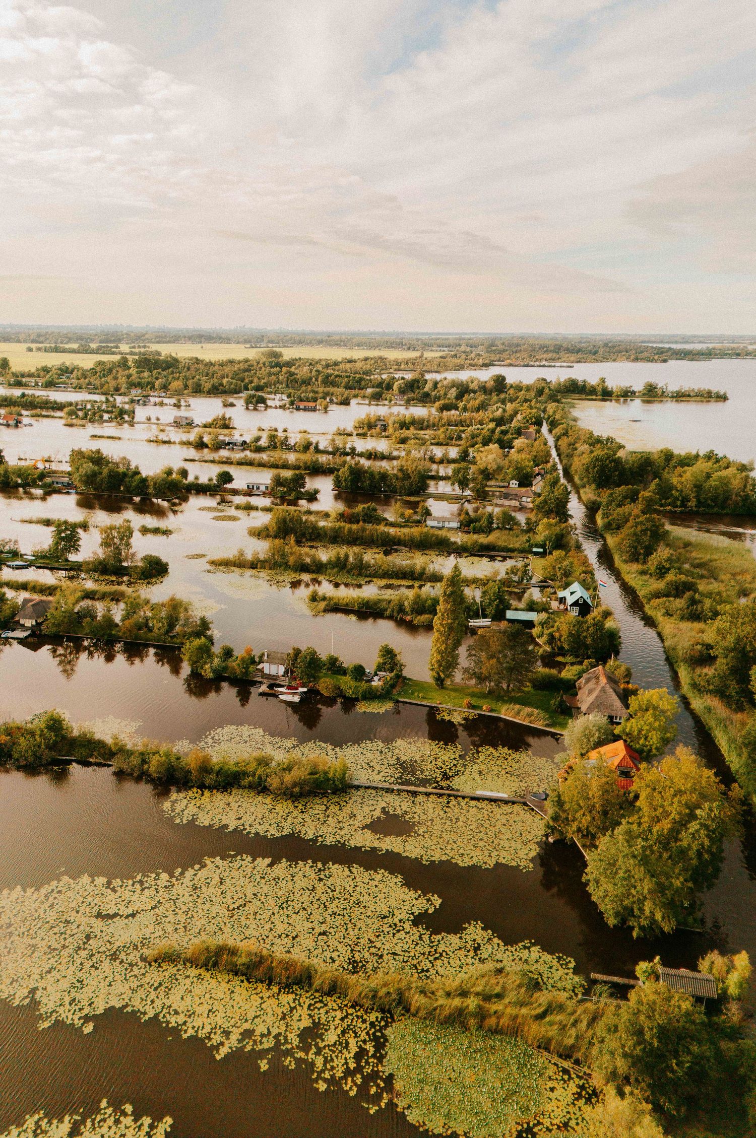 Luchtfoto van waterrijk gebied met rivieren, bomen en huisjes. Utrecht, Nederland.