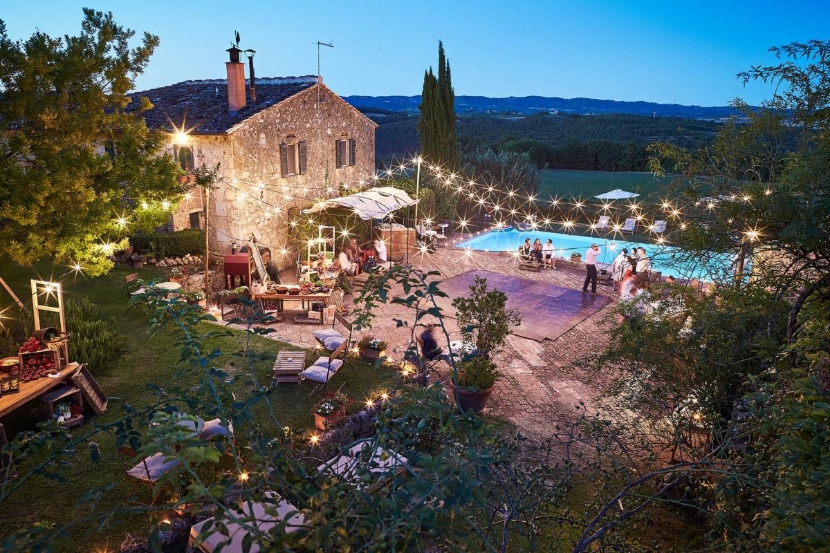 wedding-couple-courtyard-villa-tuscany.jpg