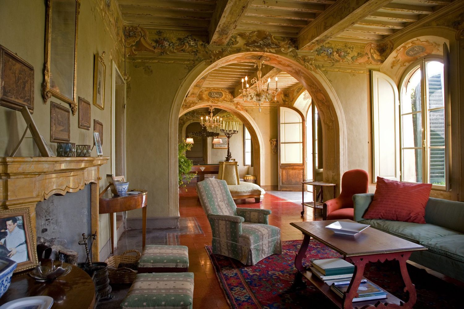 villa-wedding-tuscany-courtyard-decor.jpg