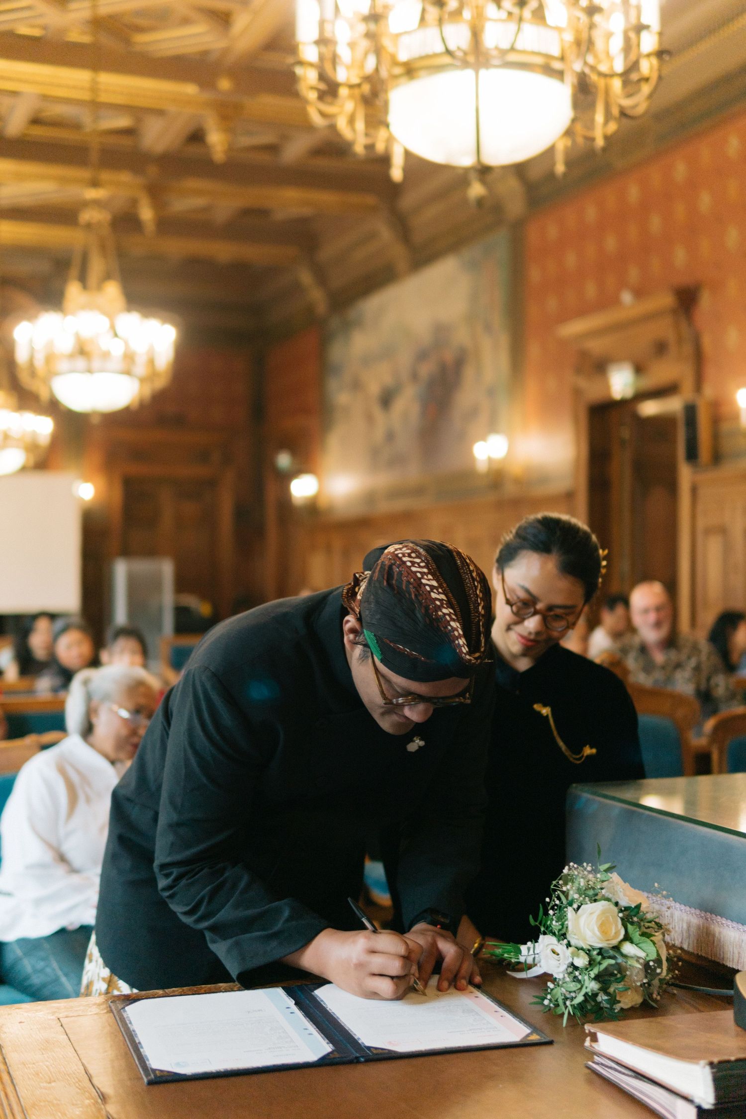 Indonesian civil wedding mairie 14eme paris, the couple is wearing traditional indonesian outfit (javanese batik)