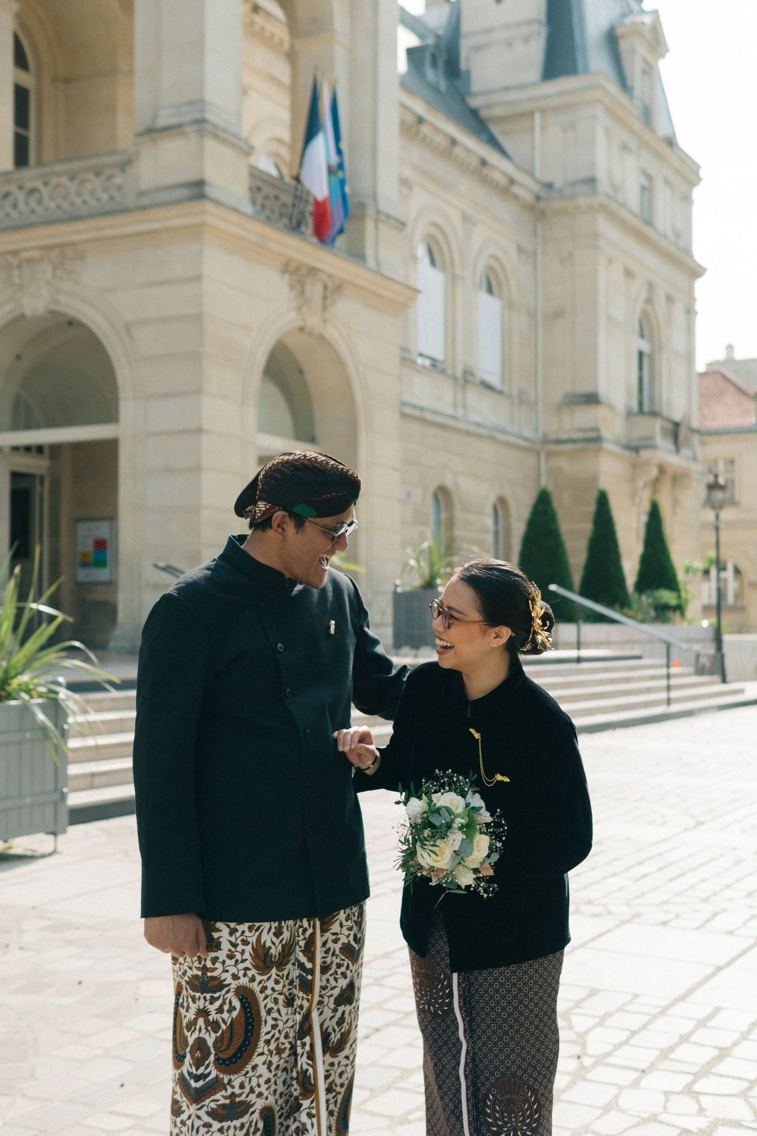 Indonesian civil wedding mairie 14eme paris, the couple is wearing traditional indonesian outfit (javanese batik)