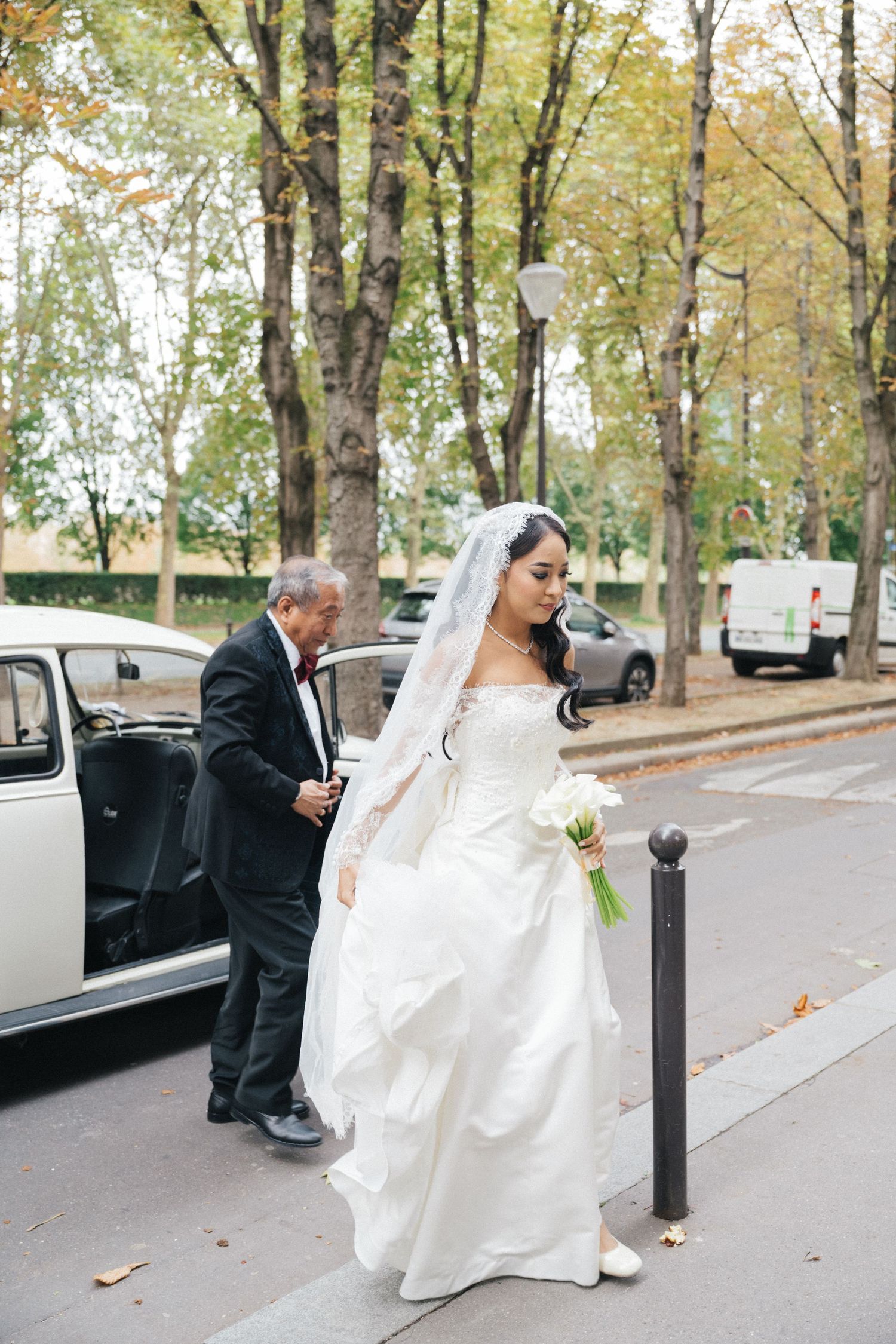 american church in paris wedding, the bride getting out from a white vintage car