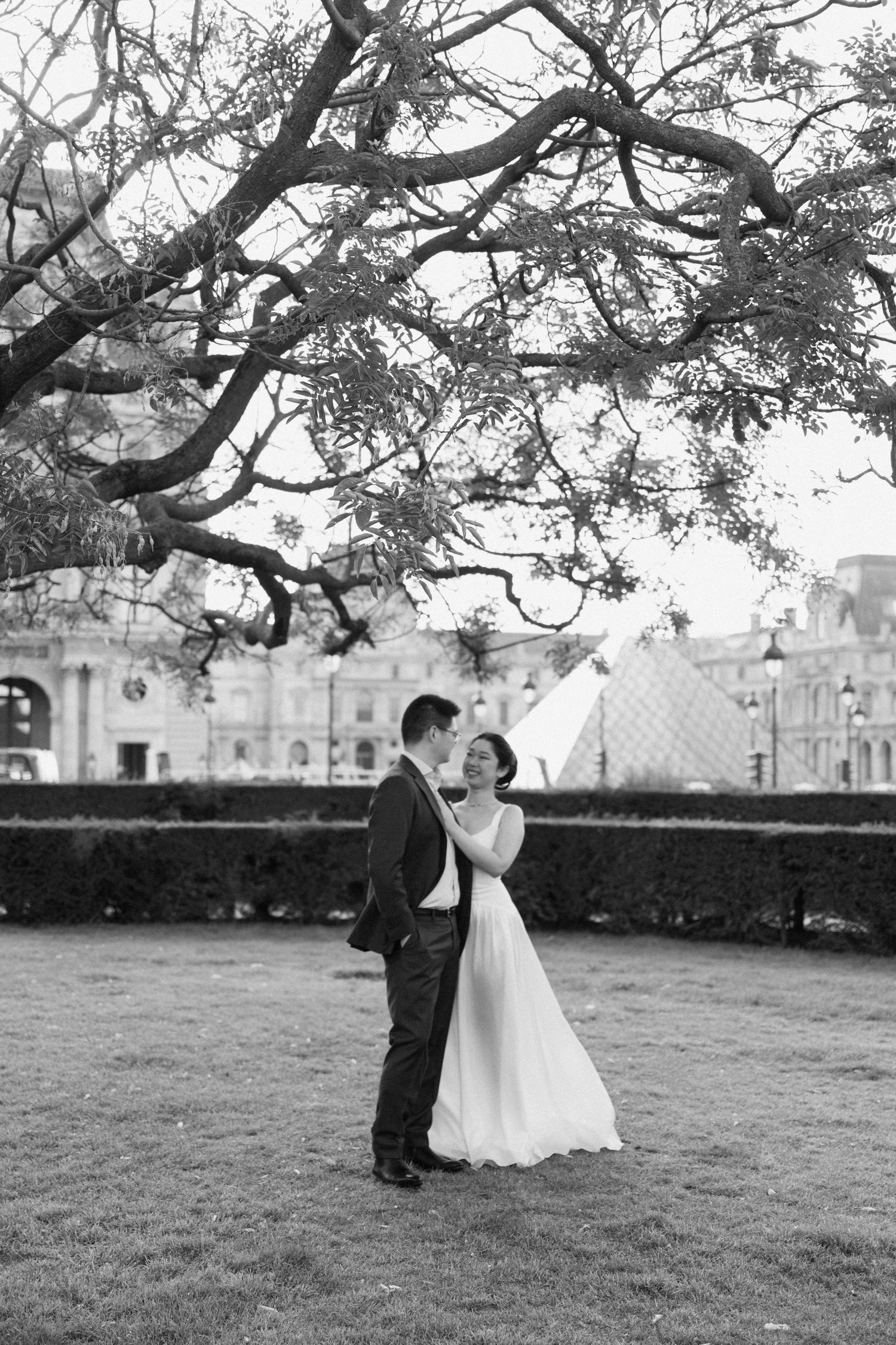 Pre-wedding photoshoot with Louvre pyramid in the background