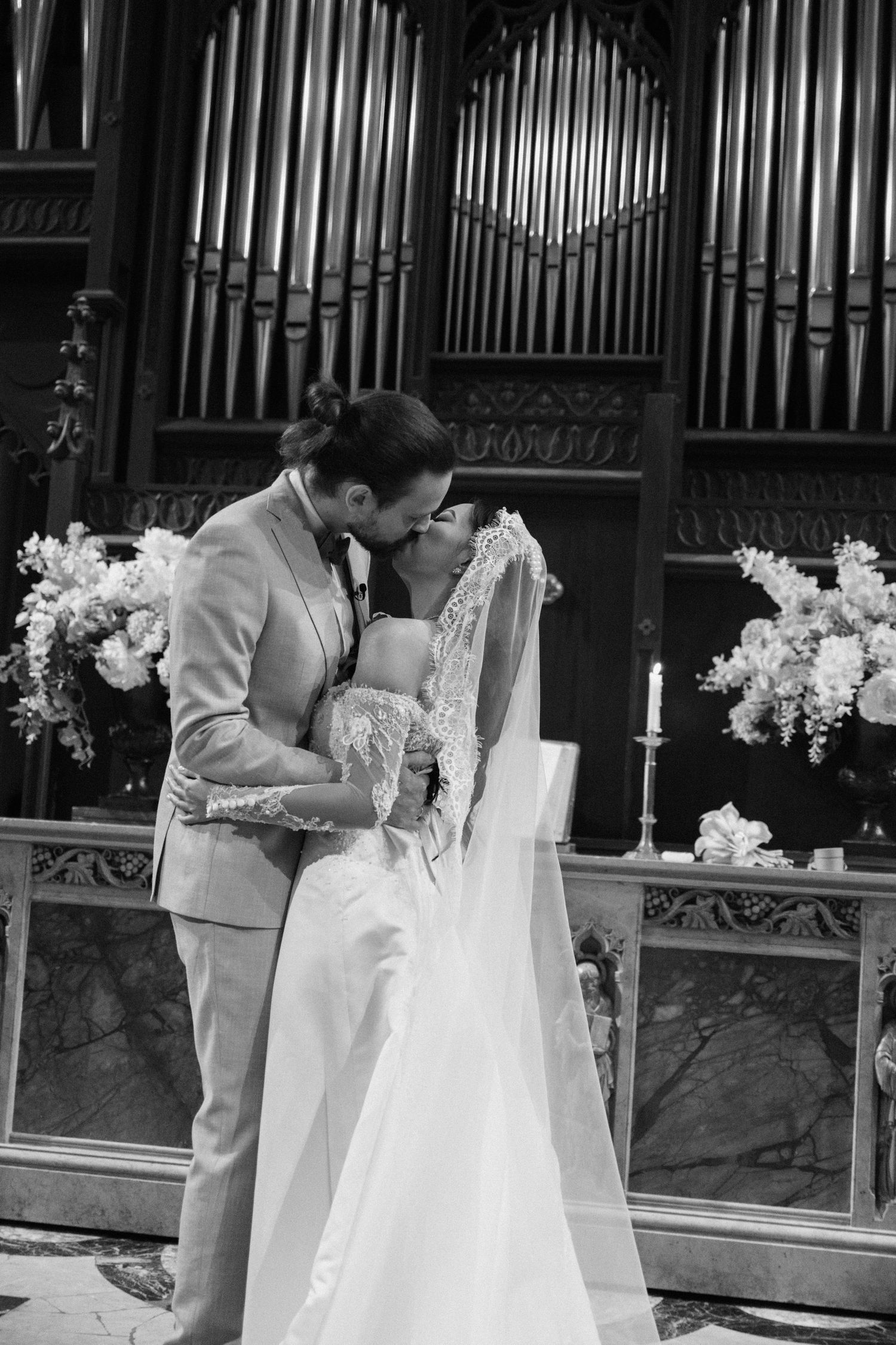 american church in paris wedding kiss